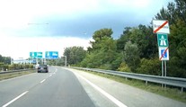 Zmätok na diaľnici. Objavili sa tabule, vďaka ktorým mohli vodiči jazdiť rýchlejšie, išlo o omyl