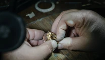 Vietnamka omylom vyhodila diamantový prsteň za desaťtisíce eur. Smetiari ho našli v 11 tonách odpadu