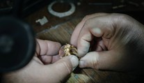 Vietnamka omylom vyhodila diamantový prsteň za desaťtisíce eur. Smetiari ho našli v 11 tonách odpadu