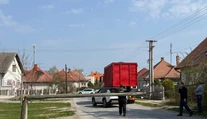 VIDEO: Nehoda nákladiaka, ktorý išiel z farmy na juhu Slovenska, kde utrácajú dobytok. Po ceste strhol elektrický stĺp