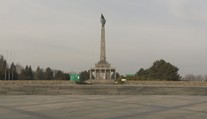Aktivisti žiadajú vypnúť osvetlenie Slavína. Rozhodnutie je na primátorovi hlavného mesta