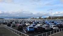 Známa automobilka sa topí v problémoch. Zachrániť ju má rival, napokon z toho nemusí byť nič