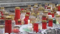 Deň po streľbe v Graze: Celé Rakúsko smúti, modlí sa aj pápež. U útočníka našli list na rozlúčku