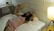 Ako sa lepšie vyspať počas letných horúčav? Odborníci radia, čomu sa vyhnúť a čo naopak pomáha