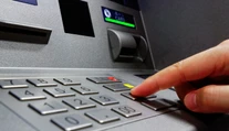 Muž uviazol vo vnútri bankomatu, ľuďom vysúval lístky s prosbou o pomoc