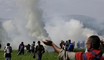 VIDEO: Macedónska polícia použila proti migrantom slzotvorný plyn
