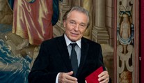Mimoriadne Televízne noviny: Pred vilu Karla Gotta nosia ľudia kvety a zapaľujú tam sviečky