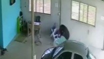 VIDEO: Šťastie v nešťastí. Odtrhnuté koleso zmietlo automechanika ako kužeľ