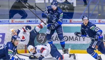 Zámky schytali v Nitre trinásť gólov. Extraliga videla aj dve nájazdové drámy, séria Žiliny či Popradu pokračuje