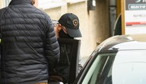 Mastná kaucia aj monitorovací náramok. Aj to sú podmienky prepustenia milionára Kollára