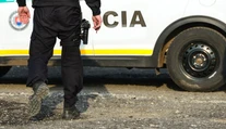 Cez falošné profily nútili mladé dievča k sebapoškodzovaniu. Polícia zadržala 30-ročnú a 18-ročnú ženu