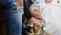 Pápež umyl nohy 12 mladistvým väzňom. Ježiš vie, čo máme v srdci, povedal im