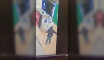 VIDEO: Zlodej mal čo robiť, aby sa z predajne vôbec dostal. Pozrite si zábery z krádeže v nákupnom centre