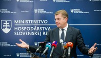 Odvolali ich za kauzu Bžán, dostanú zlaté padáky: Toto sú sumy, ktoré musí vyplatiť štát