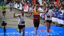 FOTO: V nedeľu sa konal národný beh Devín – Bratislava. Udalosti sa zúčastnil aj Matej Tóth