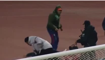 VIDEO: Na trávniku zrazu vypukol absolútny chaos. Hromadnú bitku v Bolívii ukončil až zásah polície