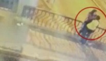 Bozk smrti na videu: Milenci spadli vo vášnivom objatí z mosta
