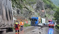 FOTO a VIDEO: Hromadná nehoda kamiónov a áut pod Strečnom. Cesta je neprejazdná