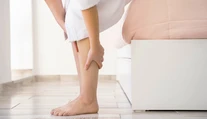 Všímajte si tieto jemné náznaky na nohách. Signalizujú problém s cholesterolom upchávajúcim cievy