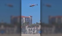 VIDEO: Hrôza pred očami dovolenkárov. Let helikoptéry nad plážou sa skončil desivým pádom