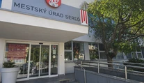 Striekačky voľne ležia na uliciach. Mesto rieši čoraz vážnejší problém