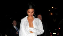 Emily Ratajkowski opäť vetrala výstrih. Radšej si ale mala dať podprsenku