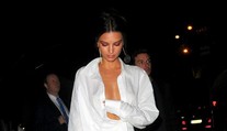 Emily Ratajkowski opäť vetrala výstrih. Radšej si ale mala dať podprsenku