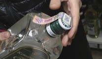 Od januára sa na Slovensku môže predávať alkohol vo fľaši len s novou kontrolnou známkou