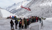 V zasneženom Zermatte stále pracujú na vyslobodení dovolenkárov, využiť mohli "letecký most"