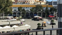 Gibraltár ako prvý na svete zaočkoval všetkých dospelých. Ľudia sa vracajú do normálu