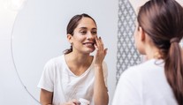 Prírodný botox bez ihiel: Jeden trend domácej starostlivosti o pleť ovládol sociálne siete