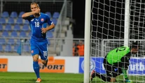 Schalke podpísal na kapote auta, majstrov sveta vyradil rukou. Legende najprv kopačky hodili do koša (príbeh)