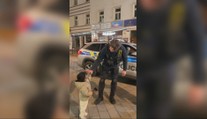 Video malého chlapca z Karlových Varov dojalo celé Česko. Milovník uniforiem je miestnou celebritou
