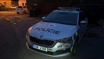 Policajt sa chcel stretnúť so 14-ročnou. Namiesto toho ho maskovaní muži vláčili lesom