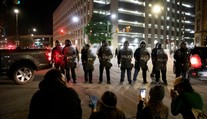 Kauza Floyd: Jeden mŕtvy pri streľbe z vozidla na dav protestujúcich v Detroite