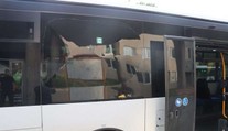 Rozčúlilo ho, že autobus zastavil pred priechodom. Muž rozbil okno vlastnou hlavou