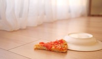 Spadlo vám jedlo na zem? Vedci zistili, či sa dá veriť pravidlu piatich sekúnd