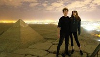 Dvojica porušila prísny zákaz. Vyliezli na pyramídu v Gíze a pózovali nahí