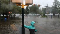 Hrozivý hurikán Florence dorazil k pobrežiu. Rieky sa vylievajú z brehov a zaplavujú mestá