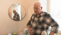 „Močový mechúr mi už nenarastie,“ hovorí dôchodca, jeho zdravotný stav sa nezmenil. Pre 4 eurá prišiel o štátnu pomoc