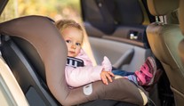 Taliani musia mať v autách výstražný systém. S týmto zariadením už rodičia nezabudnú dieťa v autosedačke
