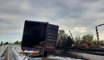 Tragická ranná nehoda na D2. Dva kamióny sa po zrážke ocitli v plameňoch, zahynuli obaja vodiči