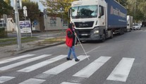 Streda je dňom bielej palice. Testovali, či vodiči zastavia nevidiacim čakajúcim na priechode