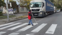 Streda je dňom bielej palice. Testovali, či vodiči zastavia nevidiacim čakajúcim na priechode