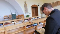 Ubúdajú veriaci aj kňazi. Do seminárov sa hlási oproti minulosti len zlomok záujemcov