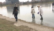 Jazerá sa zmenili na dočasné klziská. Pozor, prírodný ľad môže byť zradný