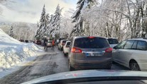 FOTO: Cestu na lyžiarske stredisko Skalka upchali turisti, polícia ju musela zavrieť
