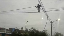 VIDEO: Mladík sa pohyboval vo vzduchu ako artista. V skutočnosti len kradol kábel