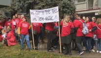 Majú toho dosť. Niekoľko stoviek odborárov a zamestnancov protestovalo, žiadajú lepšie platy