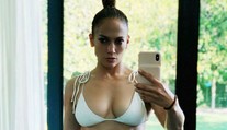 Odvážny záber JLo. To najintímnejšie jej zakrývali len úsporné plavky